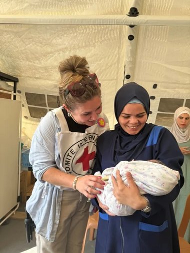 Baby Asia - geboren, während verirrte Kugeln das Feldlazarett in Gaza immer wieder treffen - mit Hebamme Falasteen Qishta und IKRK-Mitarbeiterin Sarah Davies
