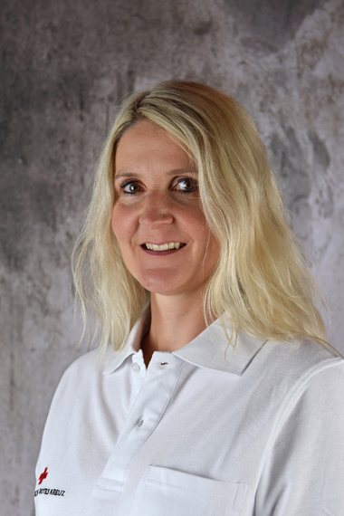 Portraitfoto von Karin Meisinger, Rettungs- und Notfallsanitäterausbildung, Ausbildung der Notkompetenzen, rettungsdienstliche Fortbildungen
