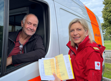 Flüchtlingshelfer Wilhelm Höpflinger mit Rotkreuz-Geschäftsführerin Sabine Tischler (c) Rotes Kreuz Salzburg