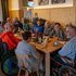 Personen in Rollstühlen im Gasthaus Rieder bei einem der Ausflüge