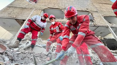 Helfer des IRCS helfen bei der Suche nach Überlebenden