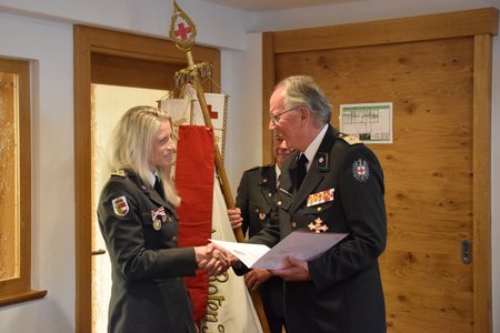 Präsident OMR Dr. Werner Aufmesser ernennt Elisabeth Gruber zur neuen Bezirksrettungskommandantin für den Lungau
