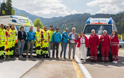 Jugendreferent Fabian Poleselli vom Weißen Kreuz und Bezirksjugendreferentin Franziska Klammer vom RK Osttirol signalisieren die Verbindung über die geografischen Grenzen hinaus.