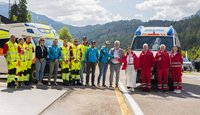 Jugendreferent Fabian Poleselli vom Weißen Kreuz und Bezirksjugendreferentin Franziska Klammer vom RK Osttirol signalisieren die Verbindung über die geografischen Grenzen hinaus.