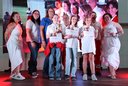 Kinder stehen mit Pokal bei Siegerehrung auf der Bühne