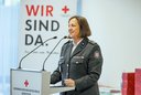 Robert Thanner, Pressesprecherin des Roten Kreuz und Leiterin des Besuchsdienst am Rednerpult