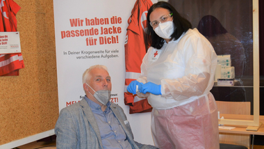 Bürgermeister von Neulengbach Franz Wohlmuth und Bezirksstellenkommandantin Katrin Wiesinger bei der Corona-Antigen-Testung im Lengenbacher Saal