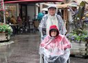 Auch das Regenwetter kann unsere Reisegruppe  nicht aufhalten. Mit Regenmantel und Schirm sind wir unterwegs.