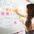 Frau vor Whiteboard