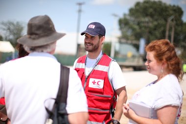 Christopher Bachtrog redet mit IFRC-Mitarbeiter:innen