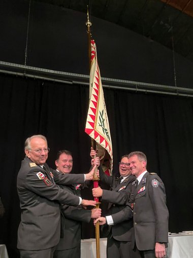 Robert Oberascher (2.v. r.) und Matthias Herbst (1.v.r.) übernehmen gemeinsam das Kommando über die Freiwillige Kolonne Salzburg Stadt.