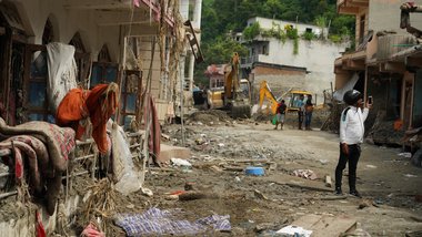Straße voller Schlamm in Nepal nach den Fluten