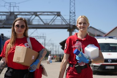 Zwei Mitarbeiterinnen des Ukrainischen Roten Kreuzes