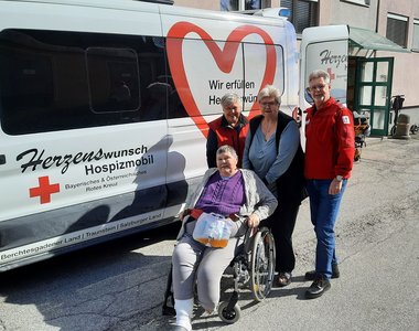 Vier Personen vor dem Herzenswunsch-Hospizmobil