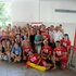 Gruppenfoto der Teilnehmer:innen und Trainer:innen der Rettungsschwimmausbildung des Jugendrotkreuzes