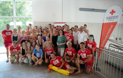 Gruppenfoto der Teilnehmer:innen und Trainer:innen der Rettungsschwimmausbildung des Jugendrotkreuzes