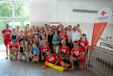 Gruppenfoto der Teilnehmer:innen und Trainer:innen der Rettungsschwimmausbildung des Jugendrotkreuzes