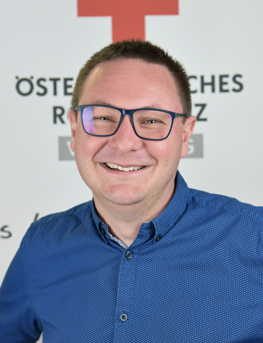 Portraitfoto von Fabian Karnekar, Bereichsleiter Gesundheits- und Soziale Dienste, Telekommunikation