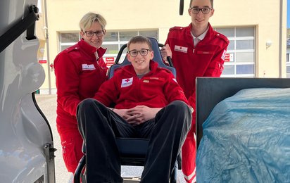Mutter Anita, Sohn Felix (19) und Tobias (14) engagieren sich beim OÖ. Roten Kreuz.