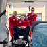 Mutter Anita, Sohn Felix (19) und Tobias (14) engagieren sich beim OÖ. Roten Kreuz.