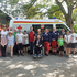 COPD Patient mit Freunden und Nachbarn und dem Kinderburg mobil