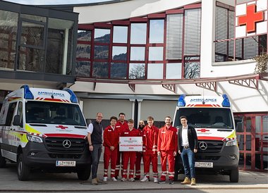 Rotkreuz-Werber gemeinsam mit Bereichsleiter GSD Granig Wilhelm, MBA, und Bezirksgeschäftsführer Alexander Perry, BSc, vor der Bezirksstelle Osttirol anlässlich des Starts der Mitgliederwerbung 2026