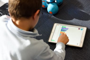 Schulkind mit Tablet