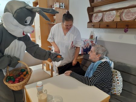 Eine Bewohnerin bekommt vom Osterhasen ein Osterei