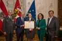 Im Bild: Rotkreuz-Präsident Dr. Werner Aufmesser, Landeshauptmann Wilfried Haslauer, Elisabeth Ehrenfellner-Lugstein aus Straßwalchen (Flachgau), Landesrätin Daniela Gutschi, Landesrat Christian Pewny.