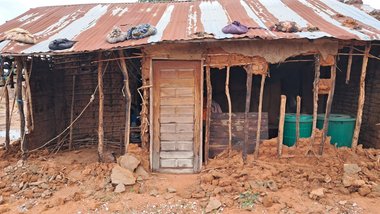 © Cruz Vermelha de Moçambique Von Wirbelsturm zerstörtes Haus in Mozambik