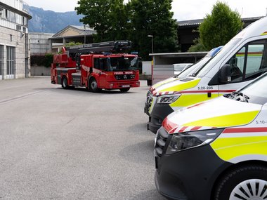 Rettungswagen des Roten Kreuzes und ein Feuerwehrfahrzeug