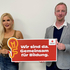 Stürzer und Kaineder halten das Schild zur Initiative "Gemeinsam für Bildung"