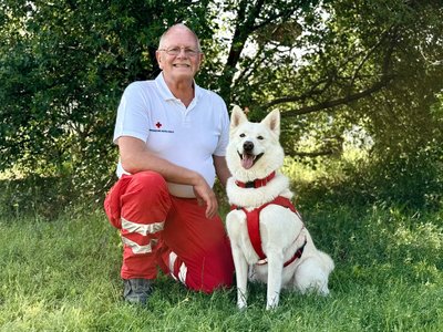 Franz Jelinek mit Kira - © RK NÖ Teamfoto Franz Jelinek mit Kira
