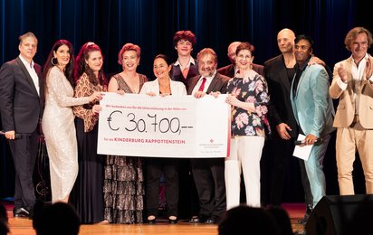 Gruppenfoto bei der Scheckübergabe vom Benefizkonzert 2025