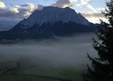 Mystischer Ausbilck auf Berg im Nebel.