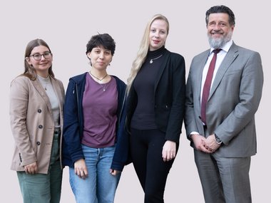 Zu sehen sind die Mitglieder der Ombudsstelle Rotes Kreuz Tirol als Gruppenbild bis zur Hüfte und in Zivilkleidung