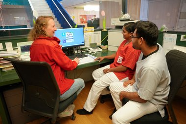 Julia Leitner (Integrationsmanagement) unterstützt neue Mitarbeiter:innen wie Kesiya Manoj und Madhushan Rmc, sich möglichst rasch in die Teams wie auch die Gesellschaft zu integrieren.