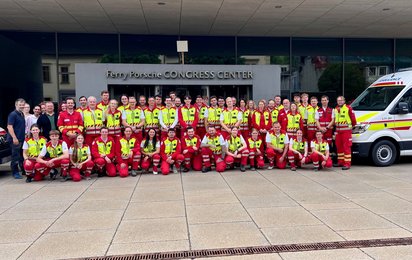 Gruppenfoto von Rotkreuz-Mitarbeiterinnen vor dem Ferry Porsche Congress Center
