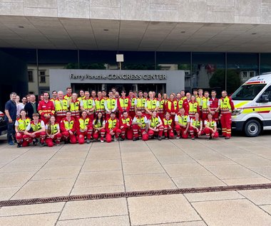 Gruppenfoto von Rotkreuz-Mitarbeiterinnen vor dem Ferry Porsche Congress Center