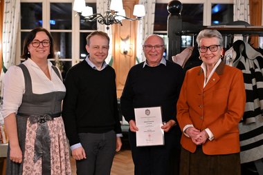 Josef Petter wurde für seine 20-jährige freiwillige Tätigkeit im Roten Kreuz mit dem Goldenen Dienstjahresabzeichen ausgezeichnet. Von links nach rechts: Roberta Thanner (Leiterin Besuchsdienst), Clemens Ebster (Landesrettungskommandant ad interim), Josef Petter, Primaria a D Doktor Ulrike Michl (Vizepräsidentin, Rotes Kreuz Salzburg)