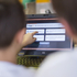 Jugendliche machen am PC eine Online Schulung