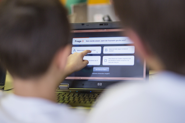 Jugendliche machen am PC eine Online Schulung