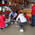 Jugendliche vom JRK-Projekt Big Picture bauen Feldbetten zusammen