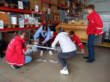 Jugendliche vom JRK-Projekt Big Picture bauen Feldbetten zusammen