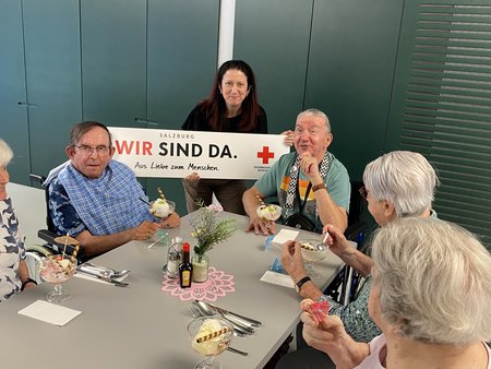 Bewohner:innen des Seniorenwohnhaues Hallein essen Eis