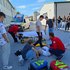Jungedliche Lehrlinge von der Firma Baumann trainieren ihre Kenntnisse in Erster-Hilfe.