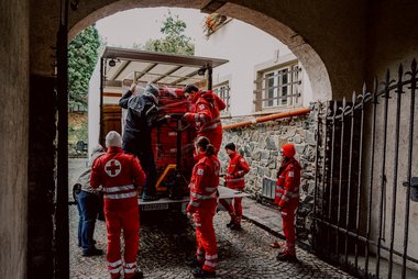 Rotkreuz-Mitarbeitende in Niederösterreich beladen Auto für Hochwasser-Einsatz