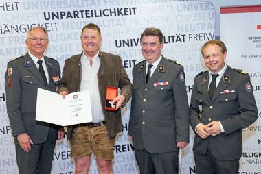 Geehrte mit Repräsentantinnen des Roten Kreuzes Salzburg