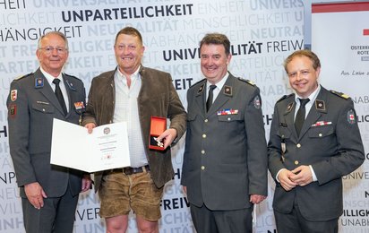 Geehrte mit Repräsentantinnen des Roten Kreuzes Salzburg