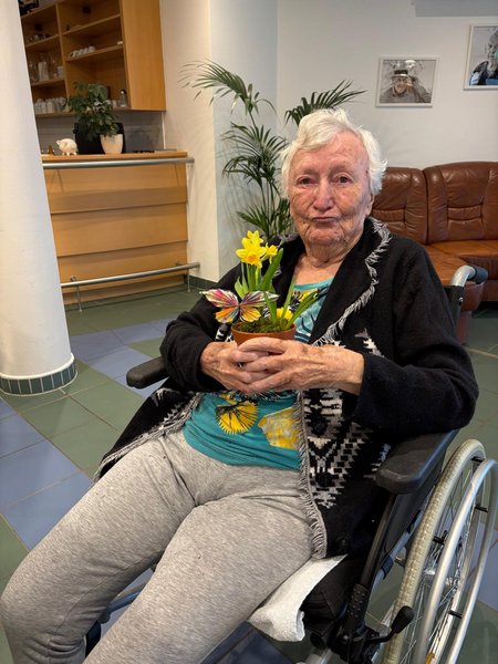 Eine Bewohnerin präsentiert ihr Meisterwerk 